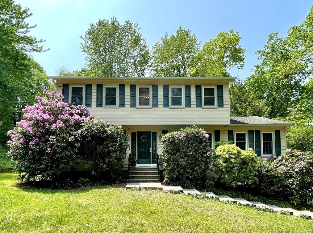 14 Wedgewood Dr, Danbury, CT 06811