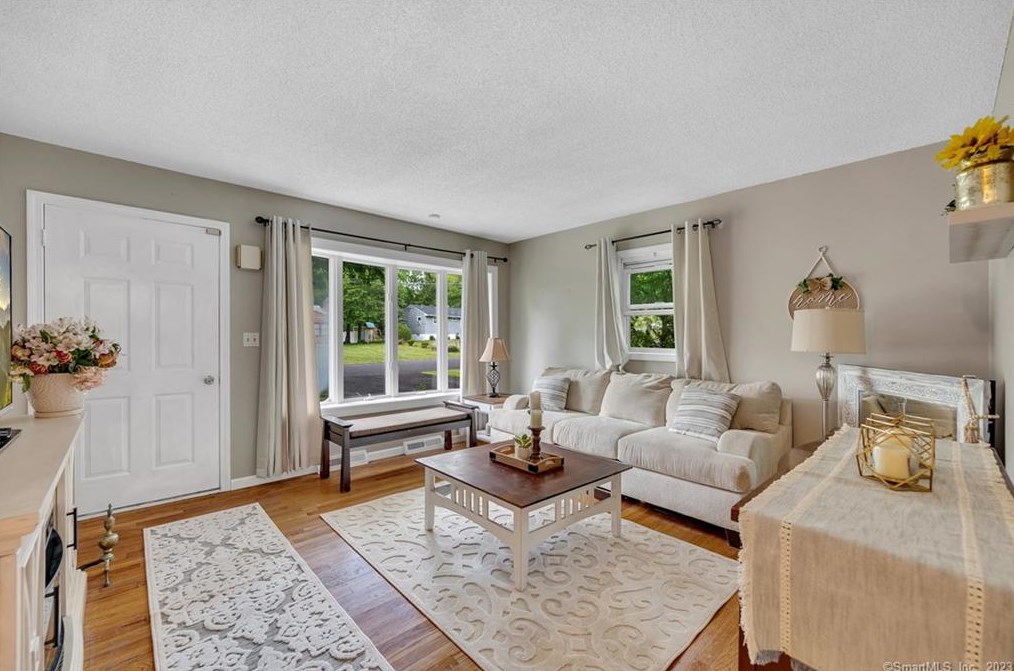 8 Wihbey Dr, Waterbury, CT 06716