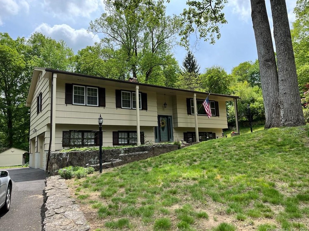 21 Bradley Ln, Sandy Hook, CT 06482