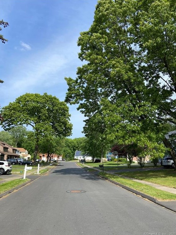39 Mark Dr, Plantsville CT  06479-1535 exterior