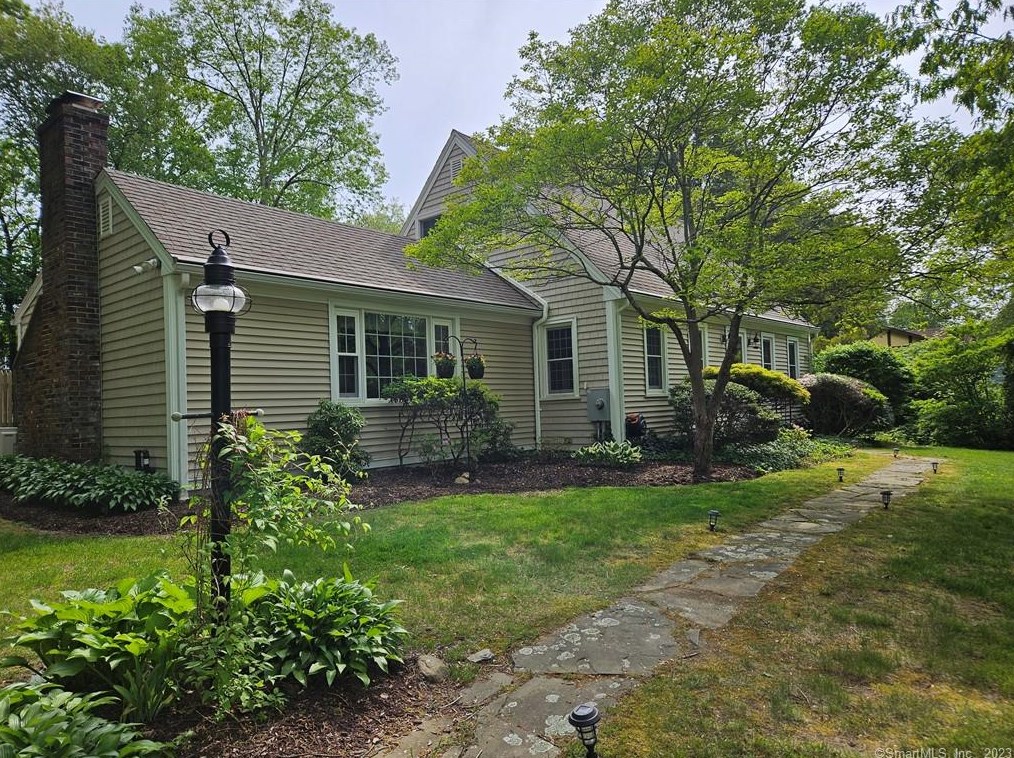 16 Fairview Dr, Pawcatuck, CT 06379