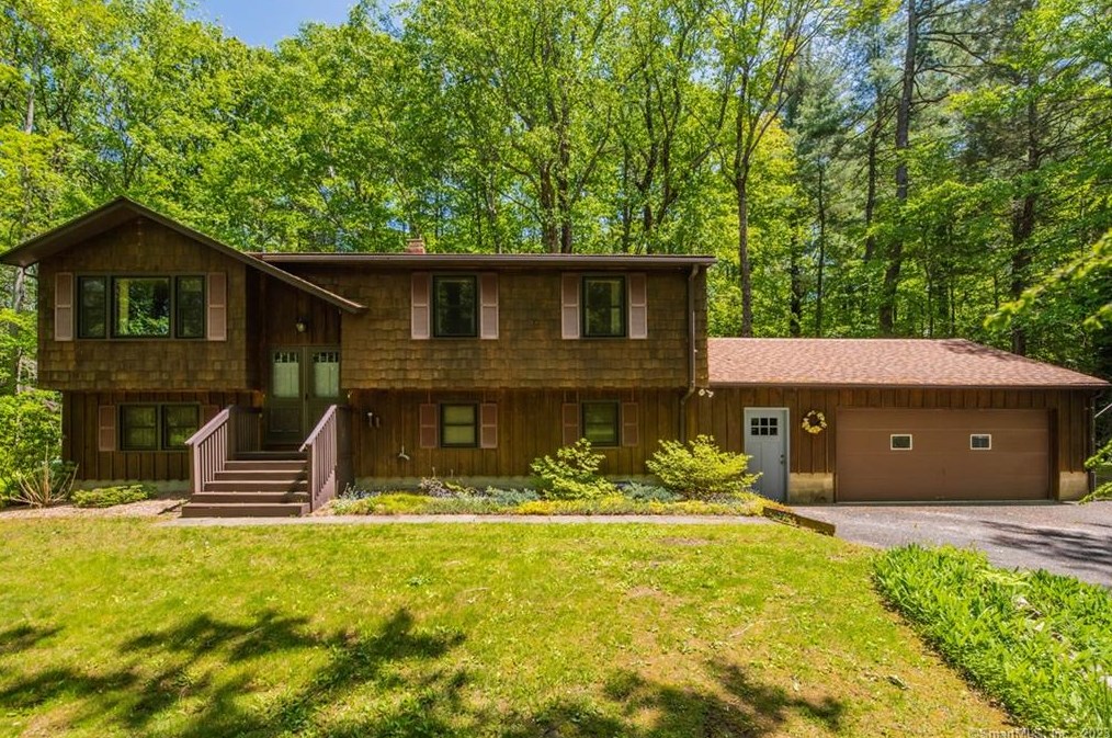 46 Lakeshore Dr, New Hartford, CT 06057