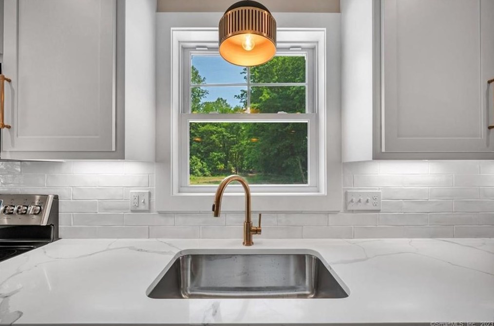43 Shadow Ln, Cromwell CT  06416-1422 exterior