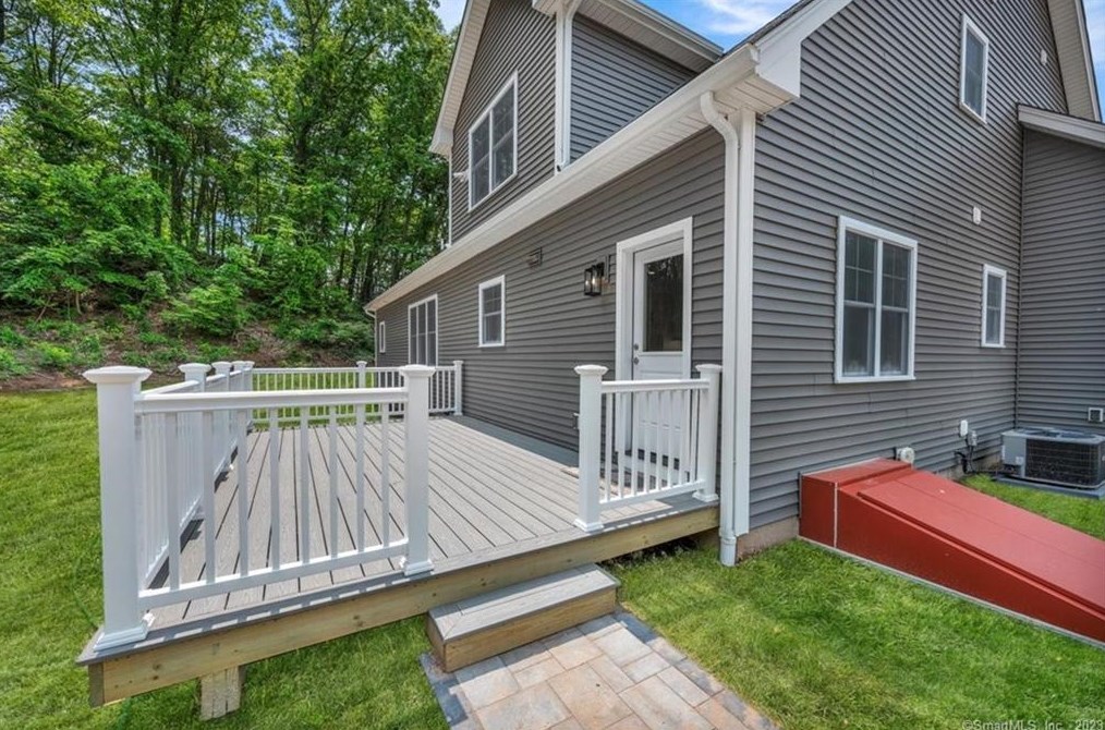 43 Shadow Ln, Cromwell CT  06416-1422 exterior