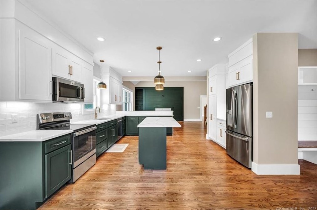 43 Shadow Ln, Cromwell CT  06416-1422 exterior