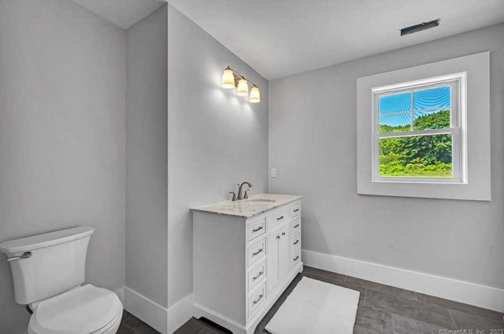 43 Shadow Ln, Cromwell CT  06416-1422 exterior
