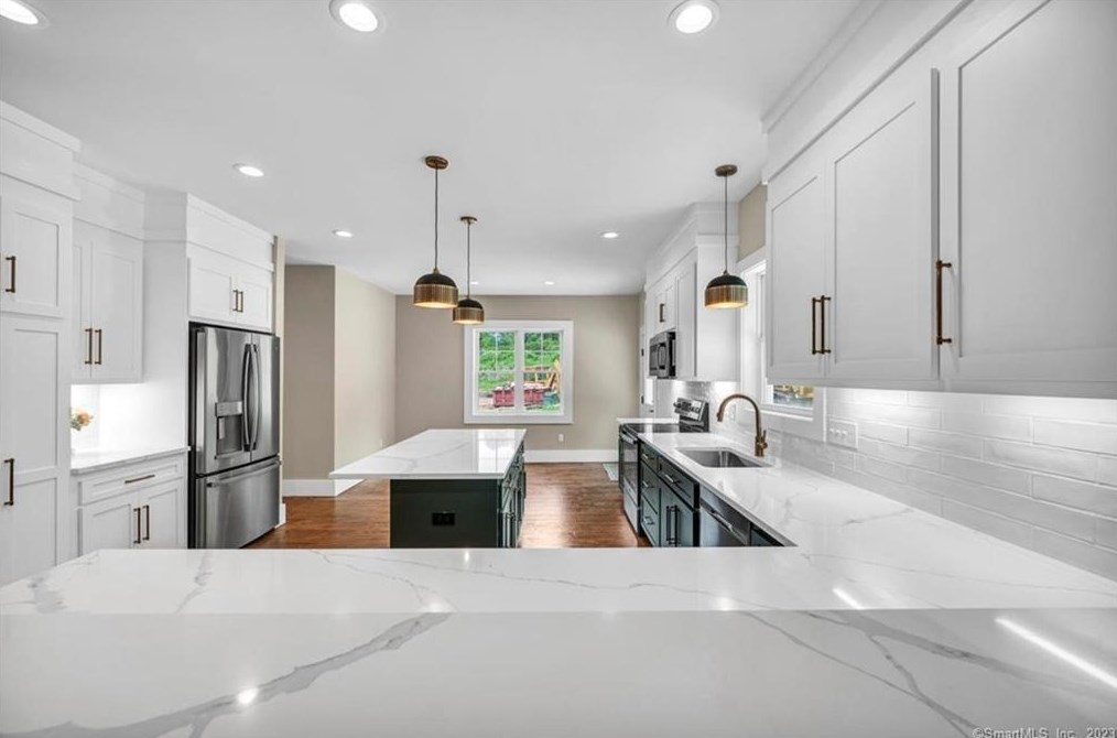 43 Shadow Ln, Cromwell CT  06416-1422 exterior