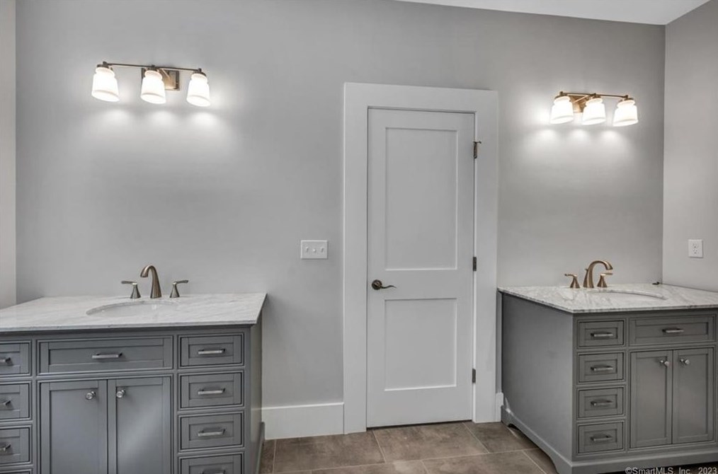 43 Shadow Ln, Cromwell CT  06416-1422 exterior