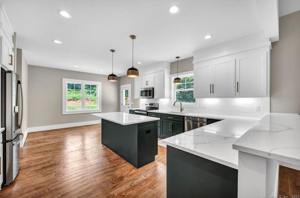 43 Shadow Ln, Cromwell CT  06416-1422 exterior