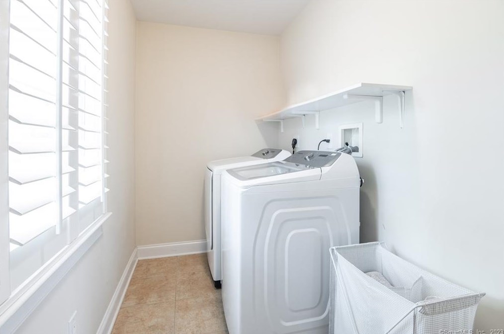 52 Ridge Rd, Danbury CT  06810-6337 exterior