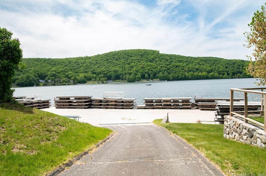 52 Ridge Rd, Danbury CT  06810-6337 exterior