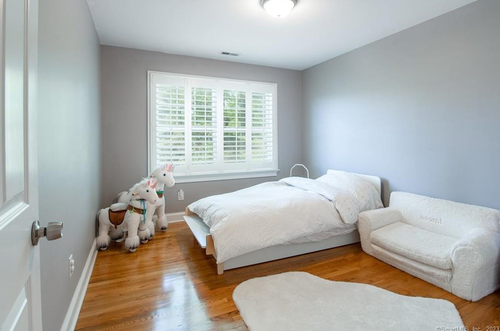 52 Ridge Rd, Danbury CT  06810-6337 exterior