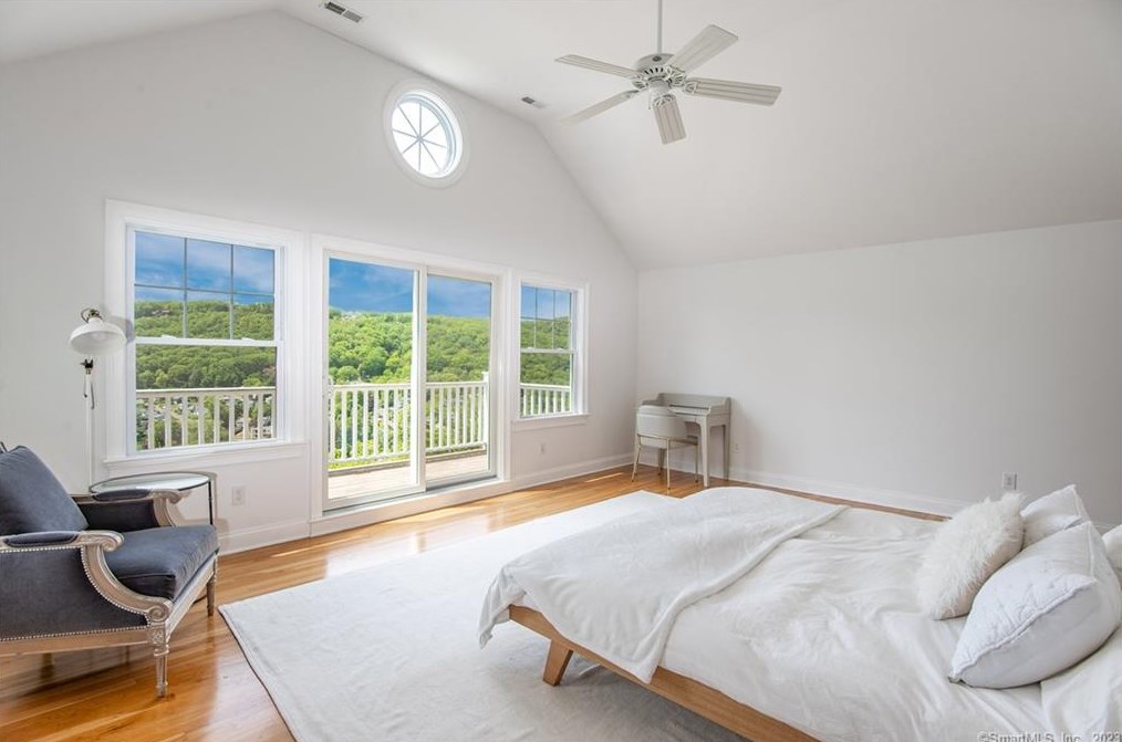 52 Ridge Rd, Danbury CT  06810-6337 exterior