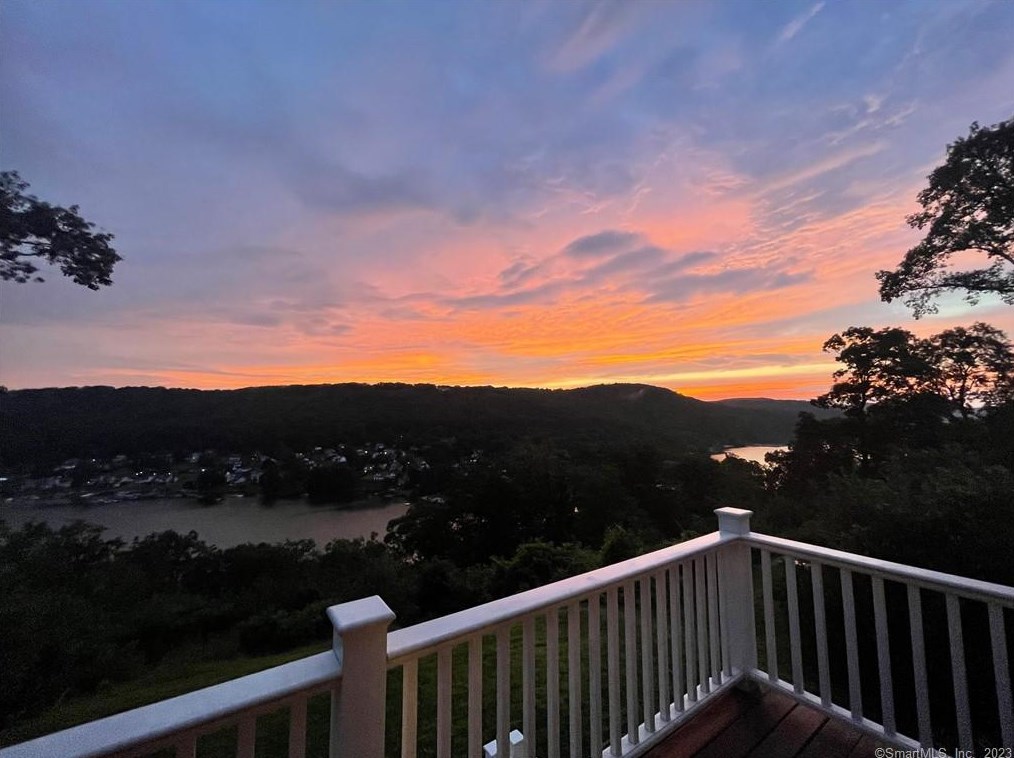 52 Ridge Rd, Danbury CT  06810-6337 exterior