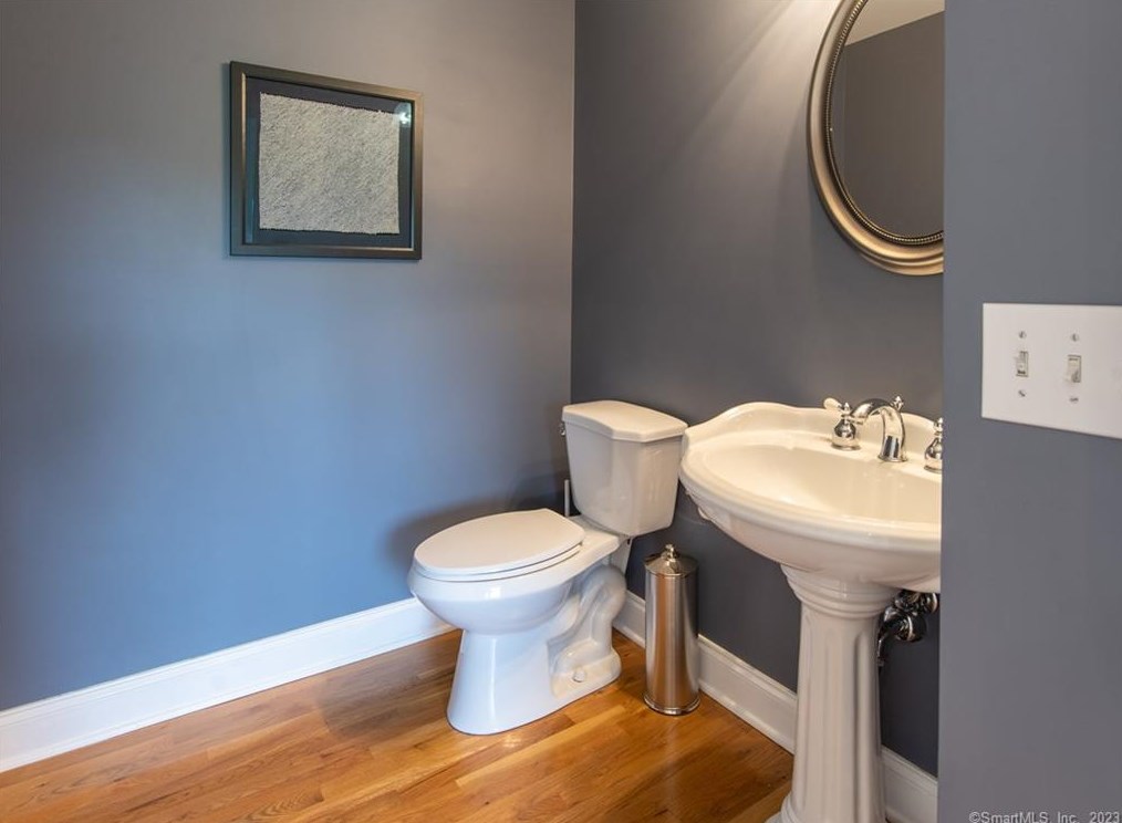 52 Ridge Rd, Danbury CT  06810-6337 exterior