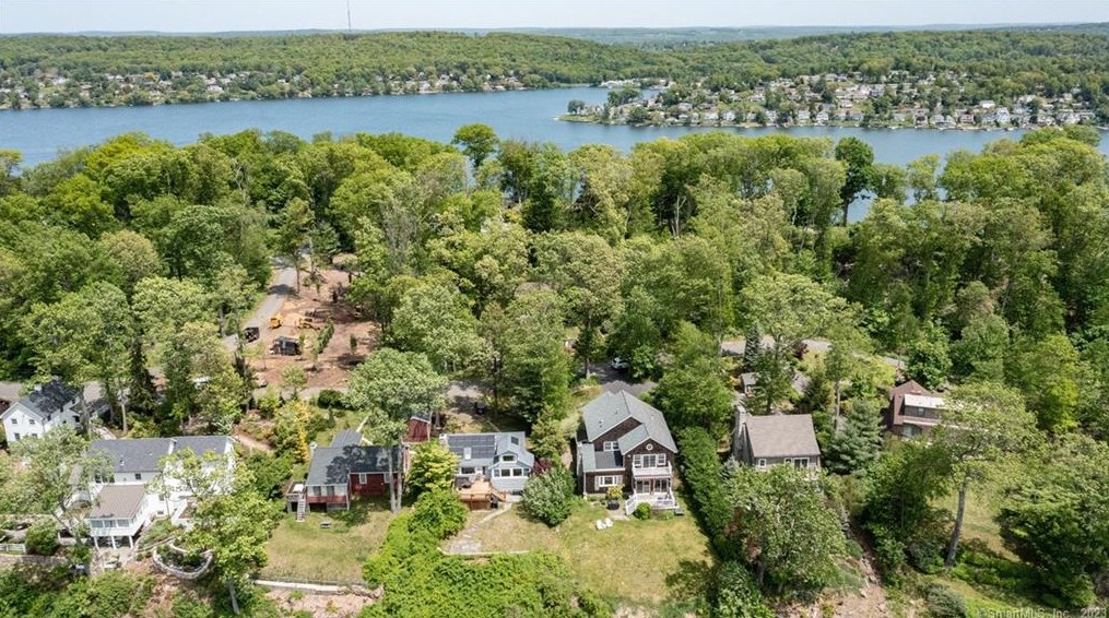 52 Ridge Rd, Danbury CT  06810-6337 exterior