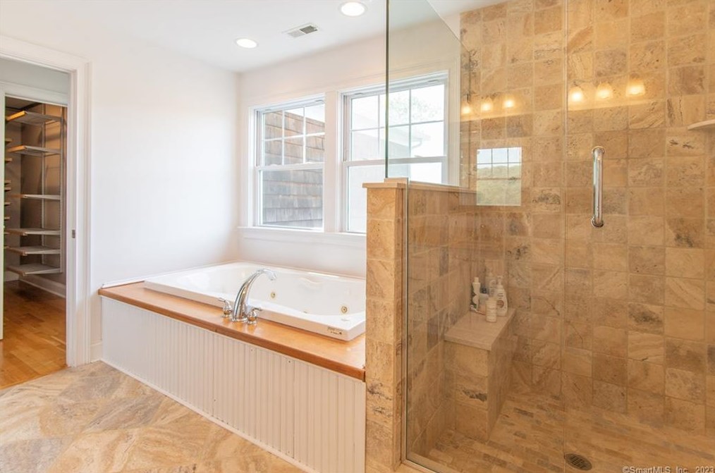 52 Ridge Rd, Danbury CT  06810-6337 exterior