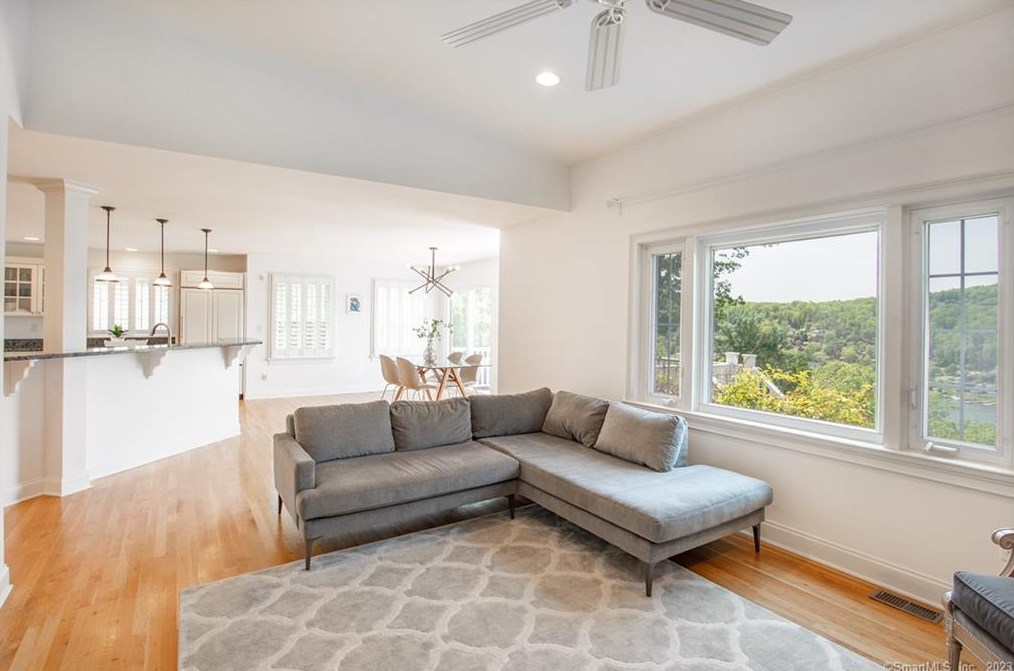 52 Ridge Rd, Danbury CT  06810-6337 exterior