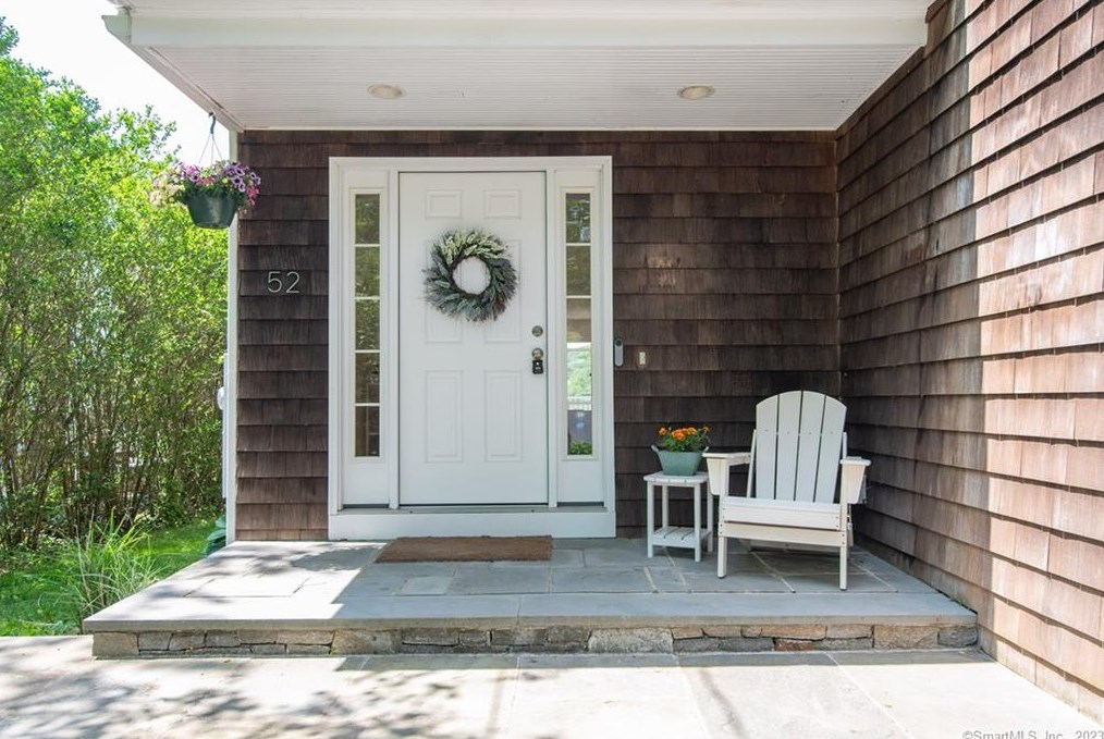 52 Ridge Rd, Danbury CT  06810-6337 exterior