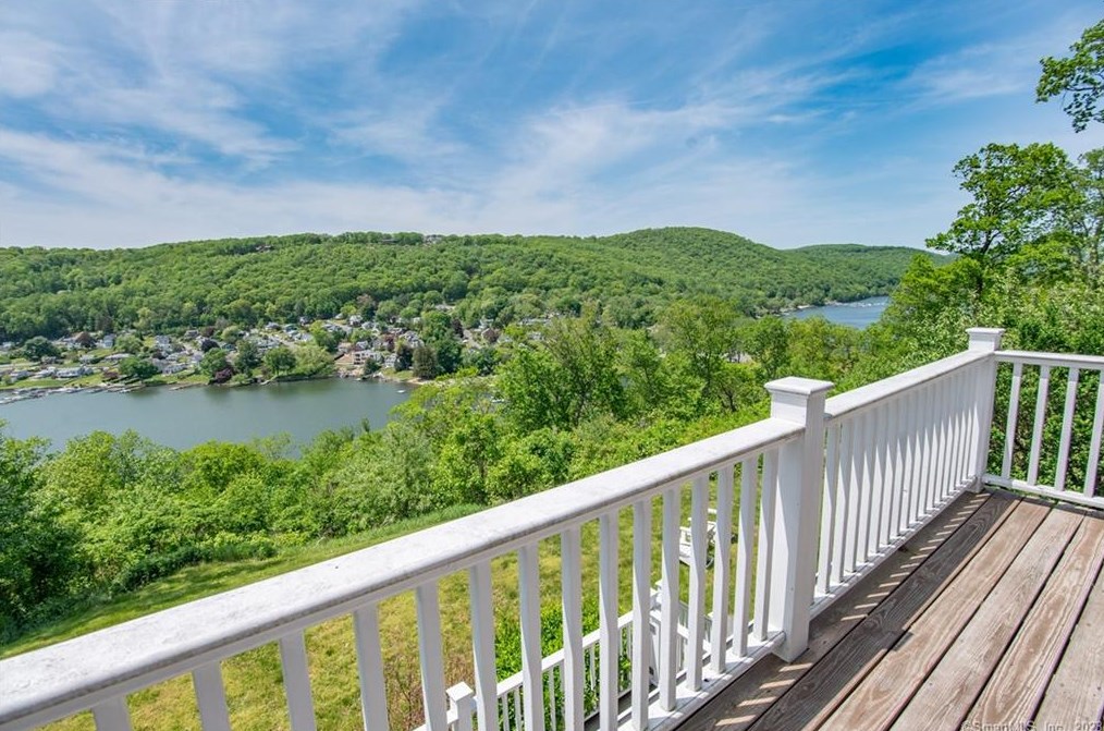 52 Ridge Rd, Danbury CT  06810-6337 exterior