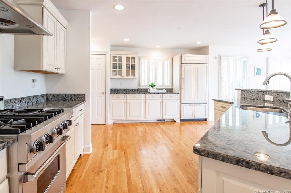 52 Ridge Rd, Danbury CT  06810-6337 exterior