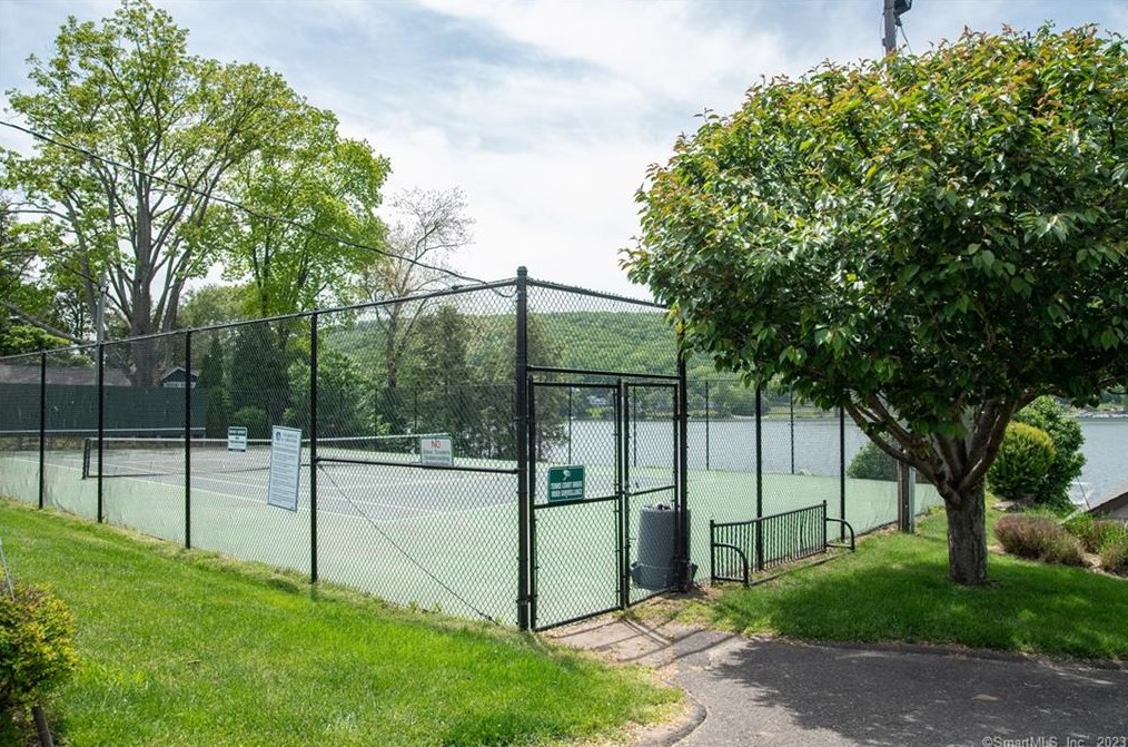 52 Ridge Rd, Danbury CT  06810-6337 exterior