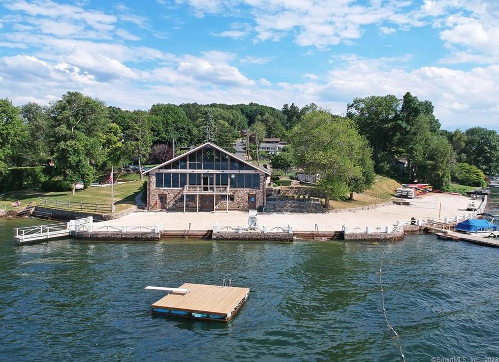 52 Ridge Rd, Danbury CT  06810-6337 exterior