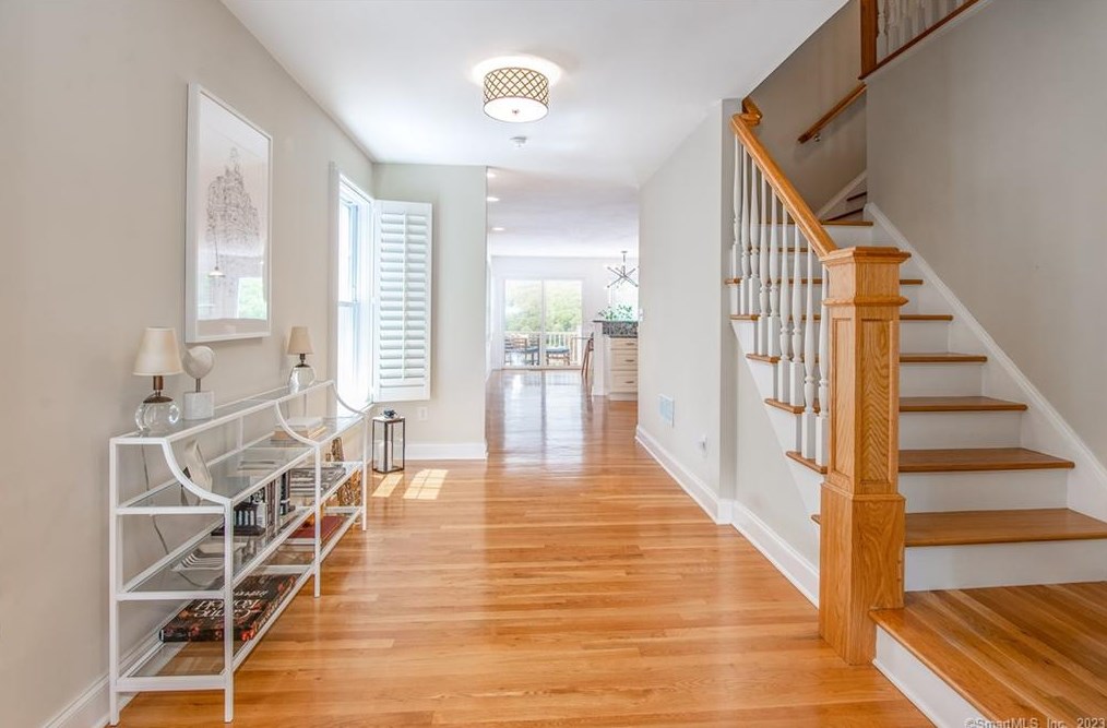 52 Ridge Rd, Danbury CT  06810-6337 exterior