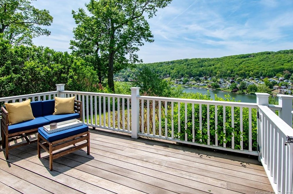 52 Ridge Rd, Danbury CT  06810-6337 exterior