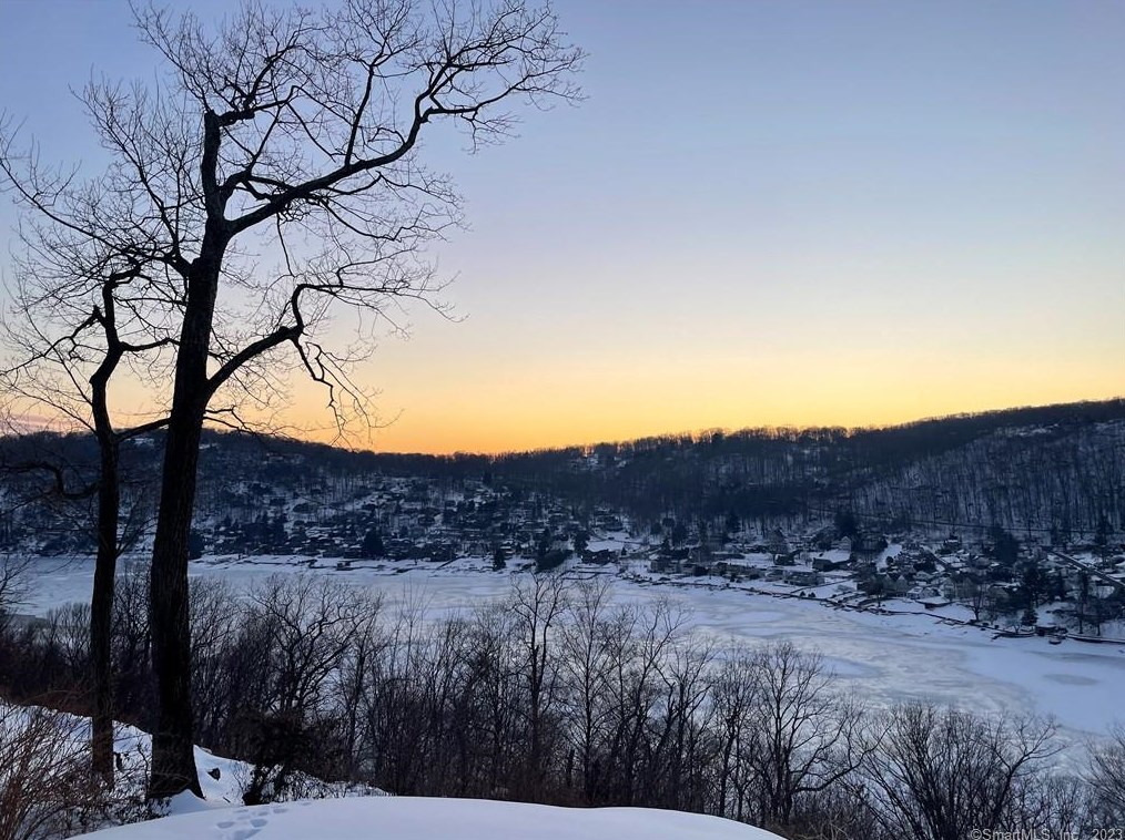 52 Ridge Rd, Danbury CT  06810-6337 exterior