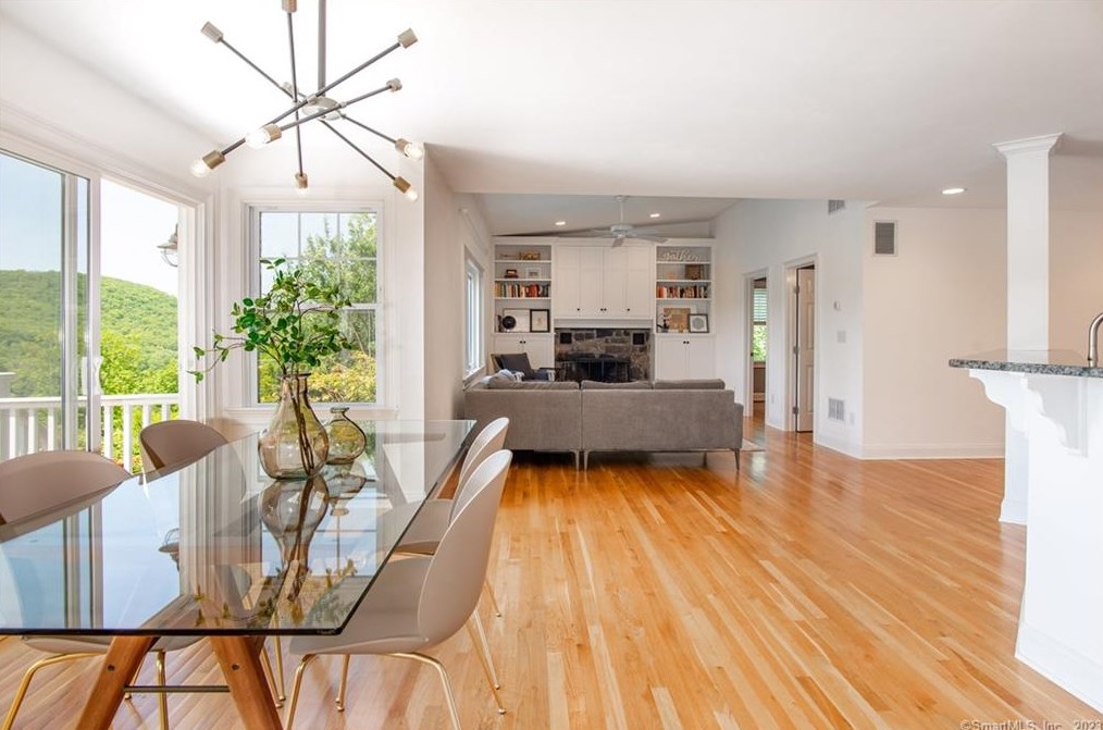 52 Ridge Rd, Danbury CT  06810-6337 exterior