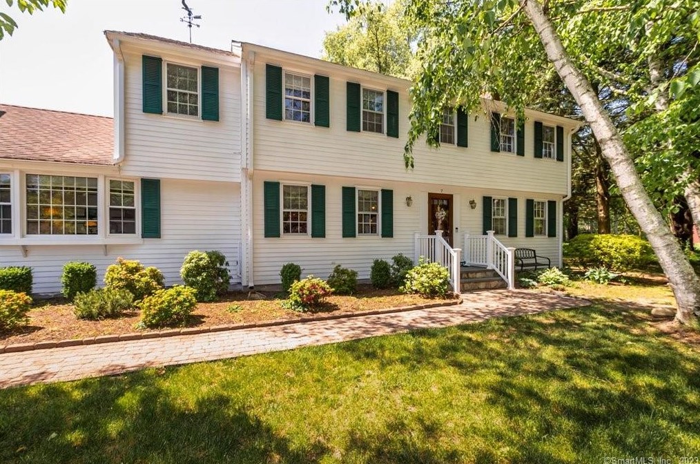 7 Lenora Dr, Simsbury, CT 06092