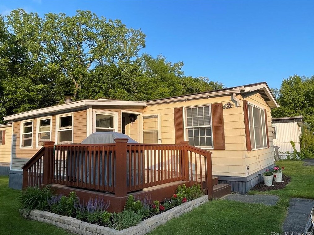 106 Thunderbird Dr, Union City, CT 06770