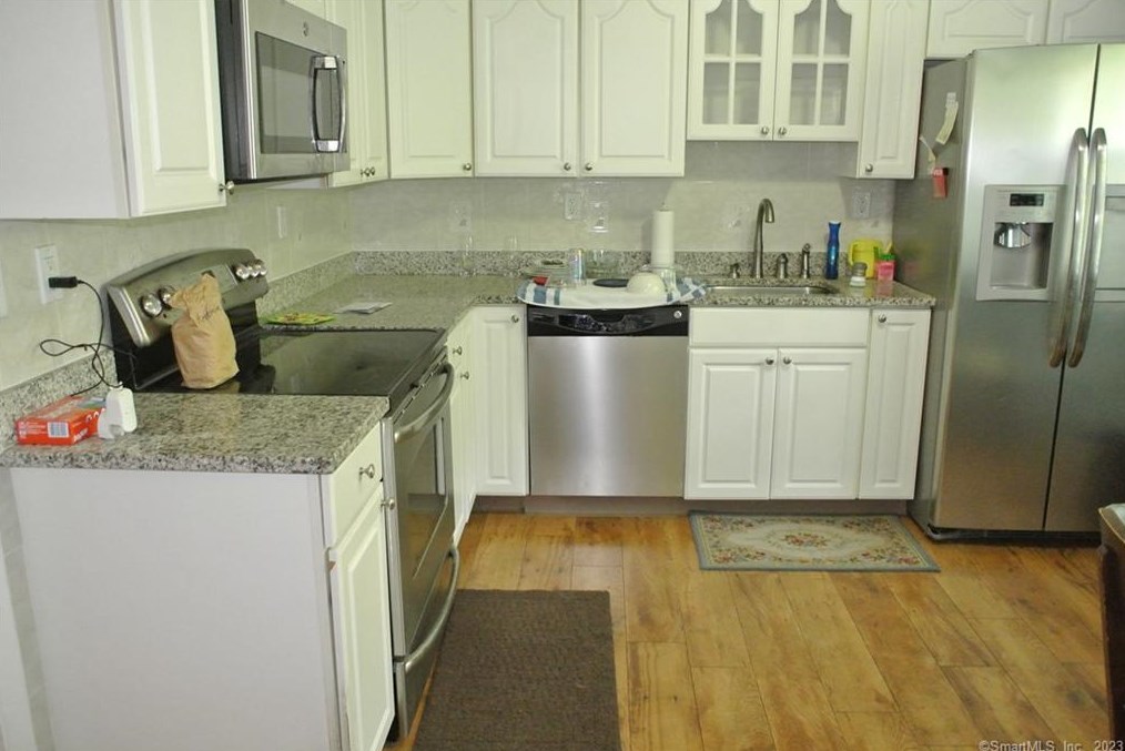 69 Meetinghouse Ln, Milford, CT 06460