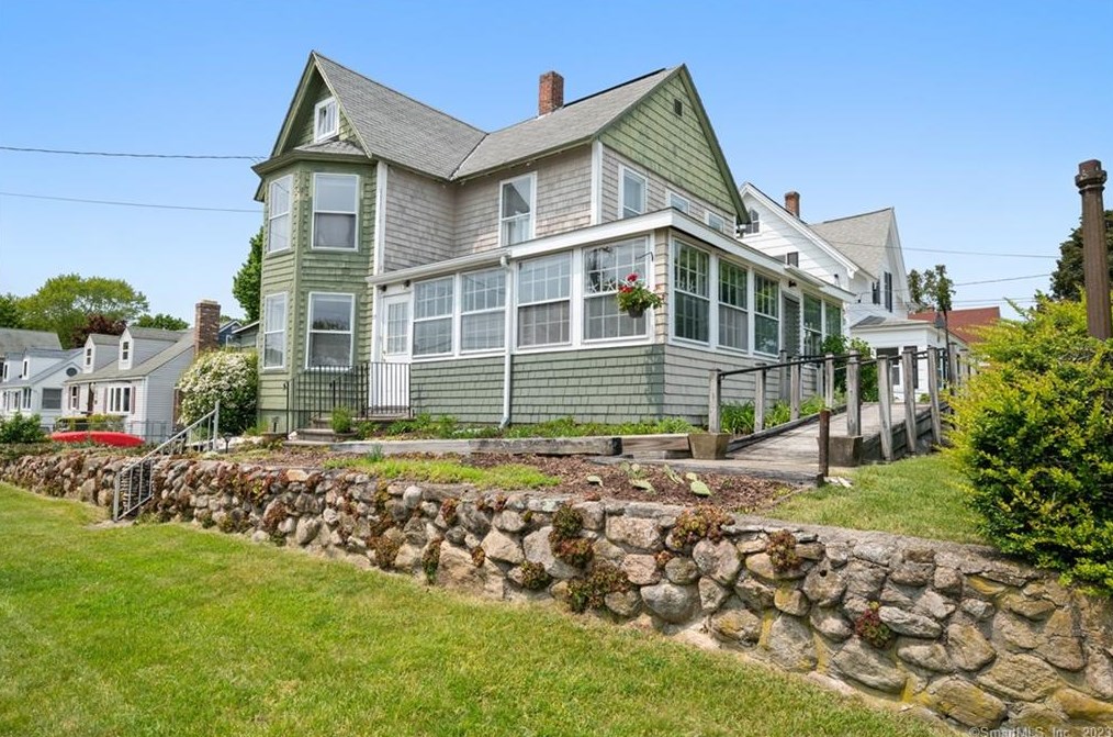 25 Crescent Ave, Niantic, CT 06357