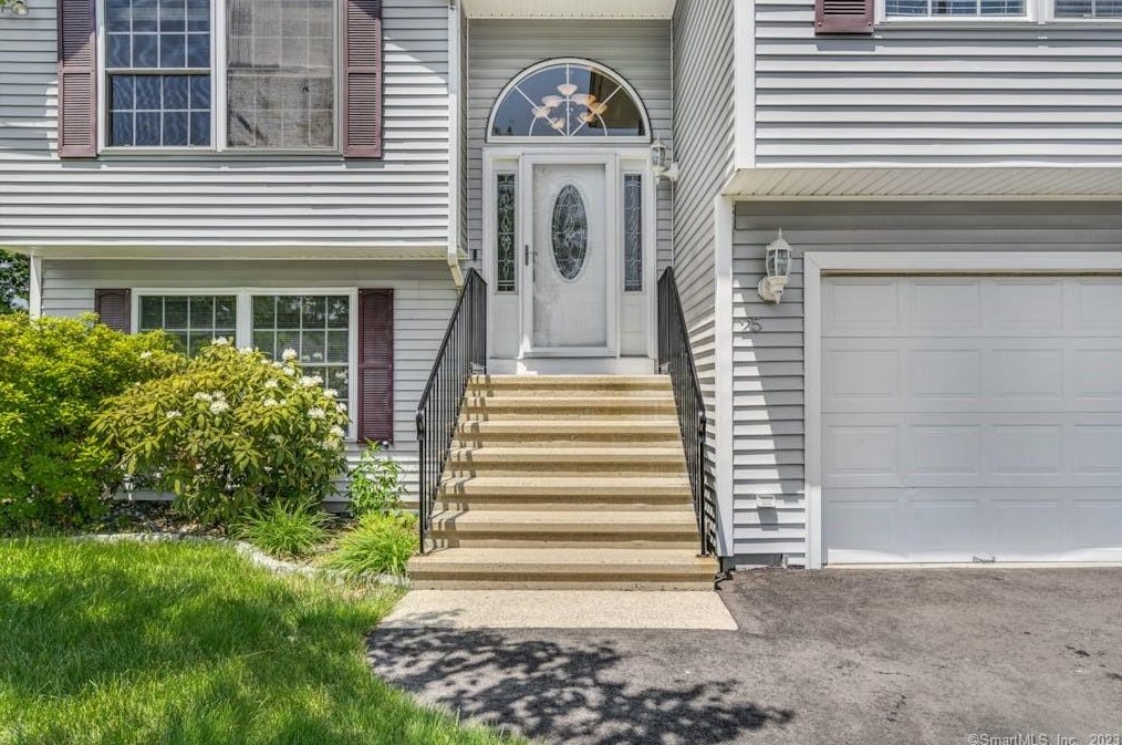 25 Asia Cir, Bridgeport, CT 06610