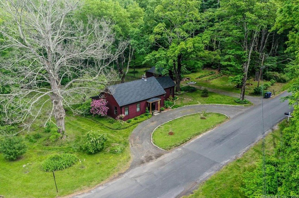4 Skyline Ridge Rd, Bridgewater CT  06752-1727 exterior