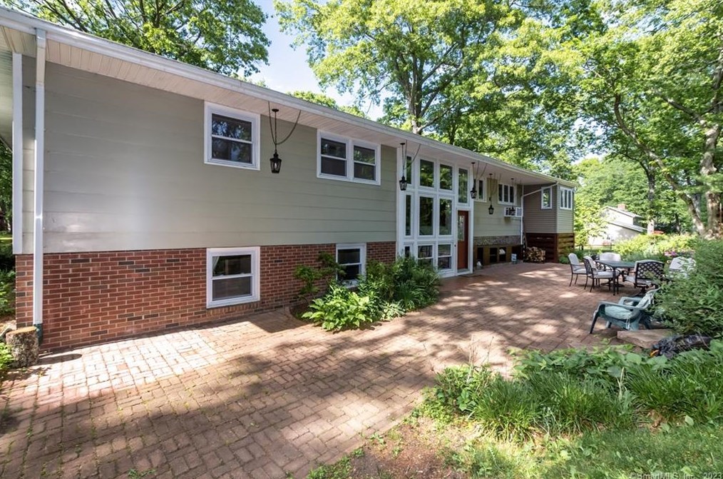 10 S Ledge Rock Rd, Niantic, CT 06357