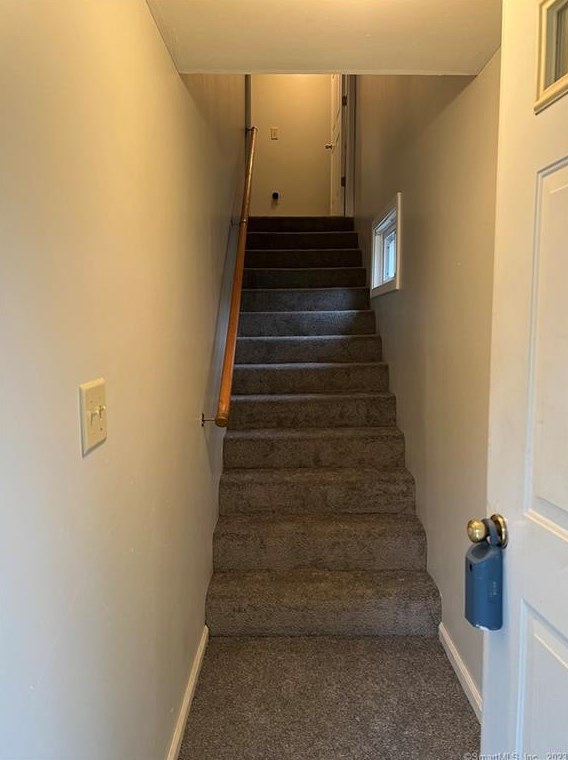 62 Whiton St #2nd Floor, Windsor Locks, CT 06096