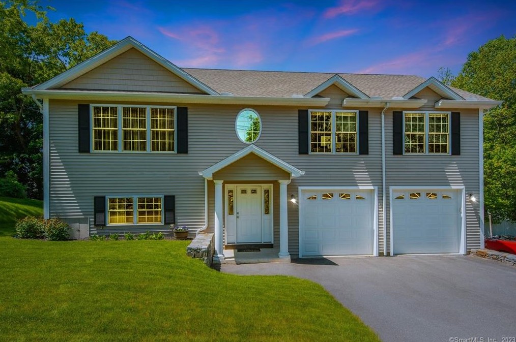 30 Burton St, Watertown, CT 06795-2712