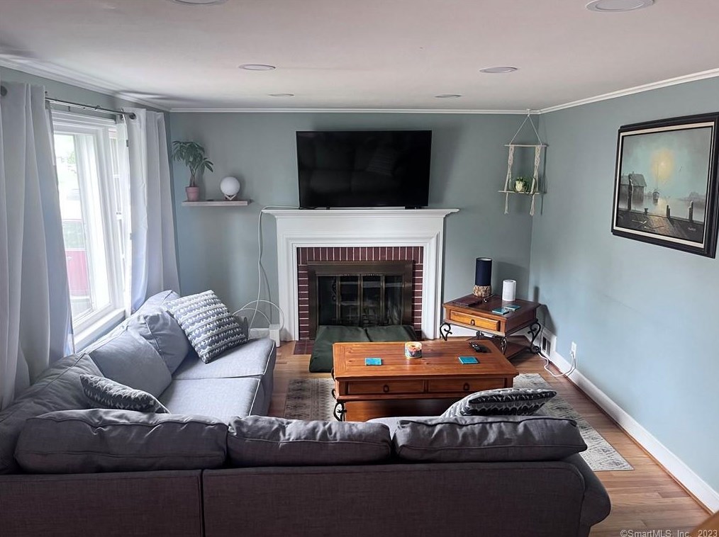 73 Woodland St, Hartford CT  06111-2362 exterior
