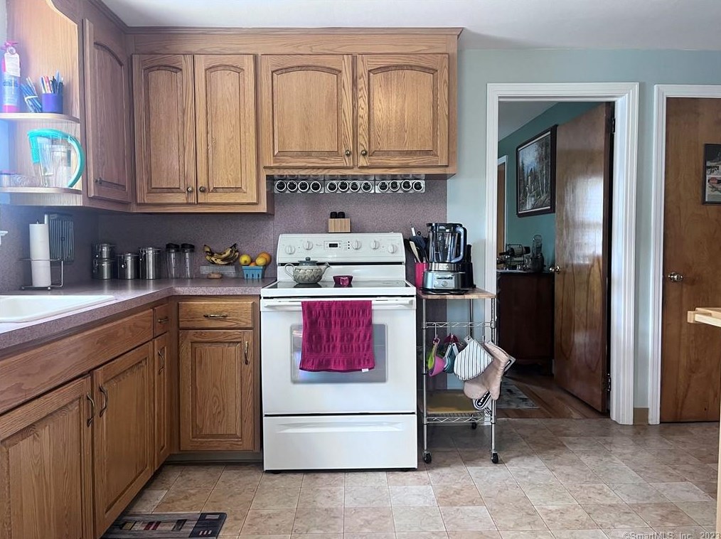 73 Woodland St, Hartford CT  06111-2362 exterior
