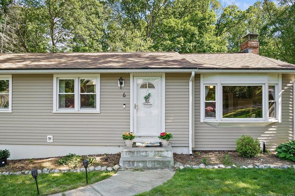 6 East Dr, Gales Ferry, CT 06335