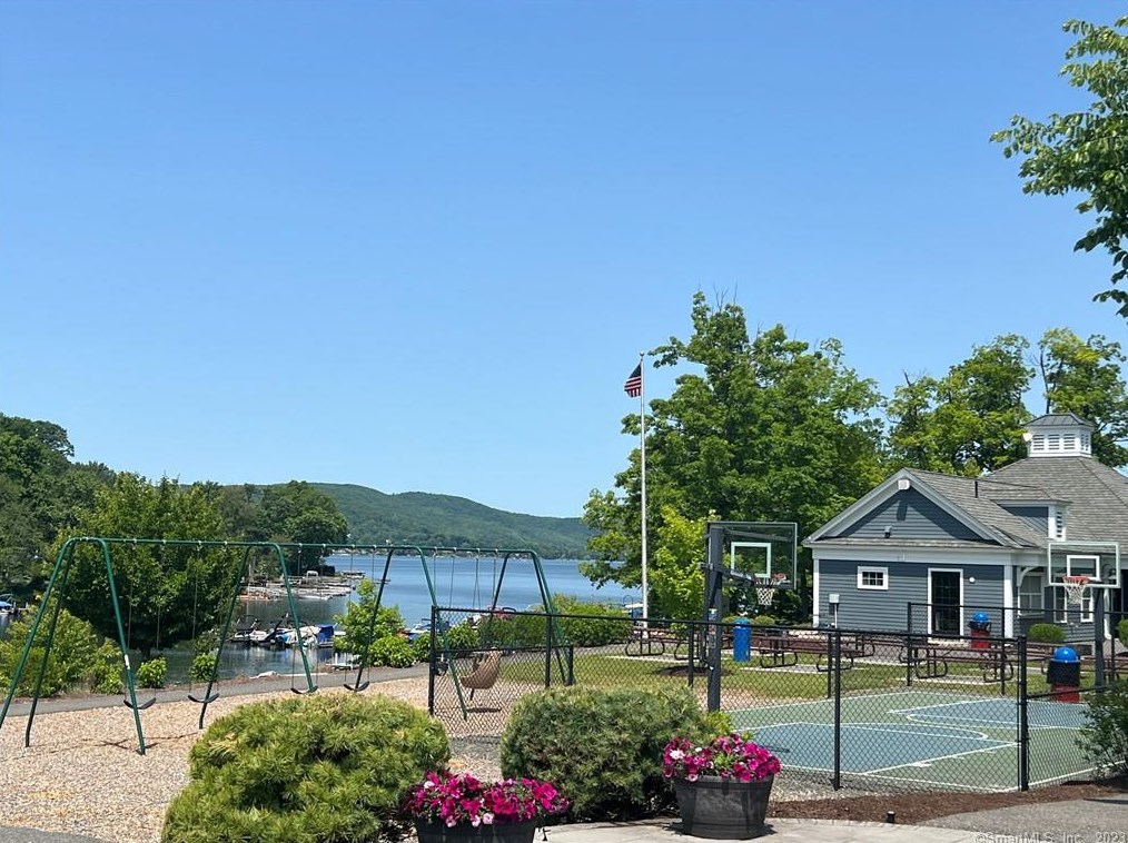 39 Prange Rd #39, Brookfield Center, CT 06804