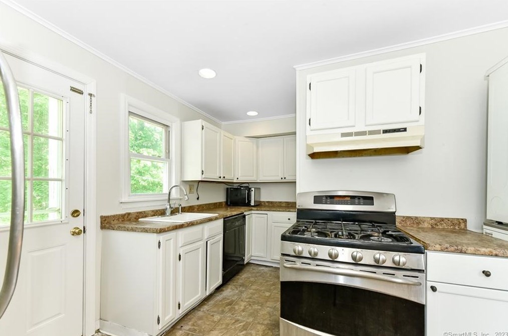 50 Beacon View Dr, Fairfield CT  06825-3703 exterior