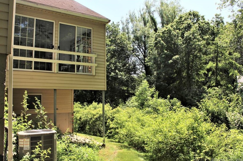 5 Curry Cross Ct, Suffield, CT 06078