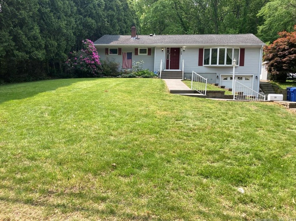 39 Linda Ave, Uncasville, CT 06382