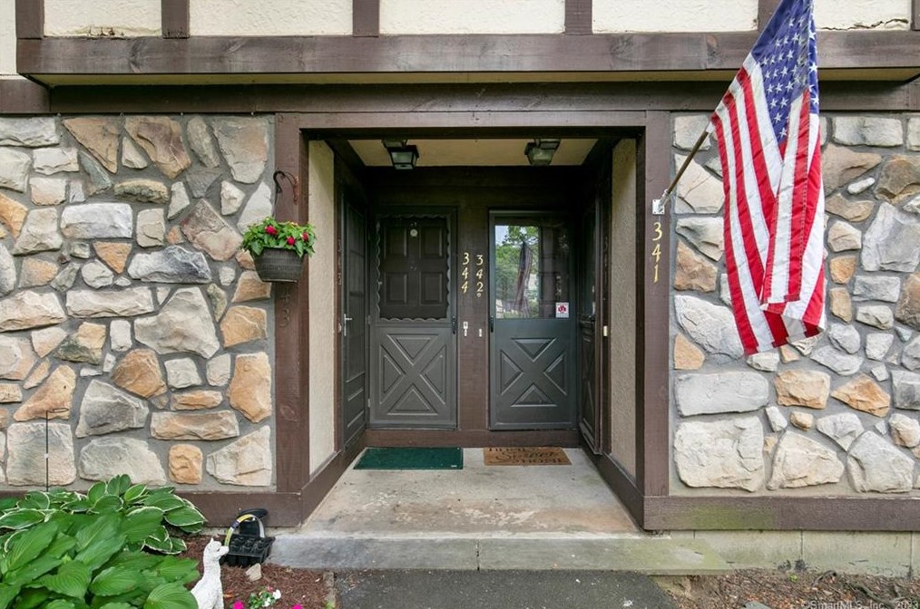 344 Foxwood Ln #344, Milford, CT 06461