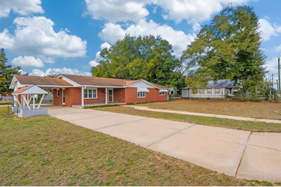 423 W Live Oak Avenue W, Defuniak Springs, FL 32435 - Photo 1