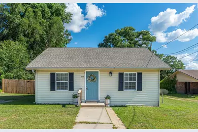 379 W 1st Avenue W, Crestview, FL 32536 - Photo 1